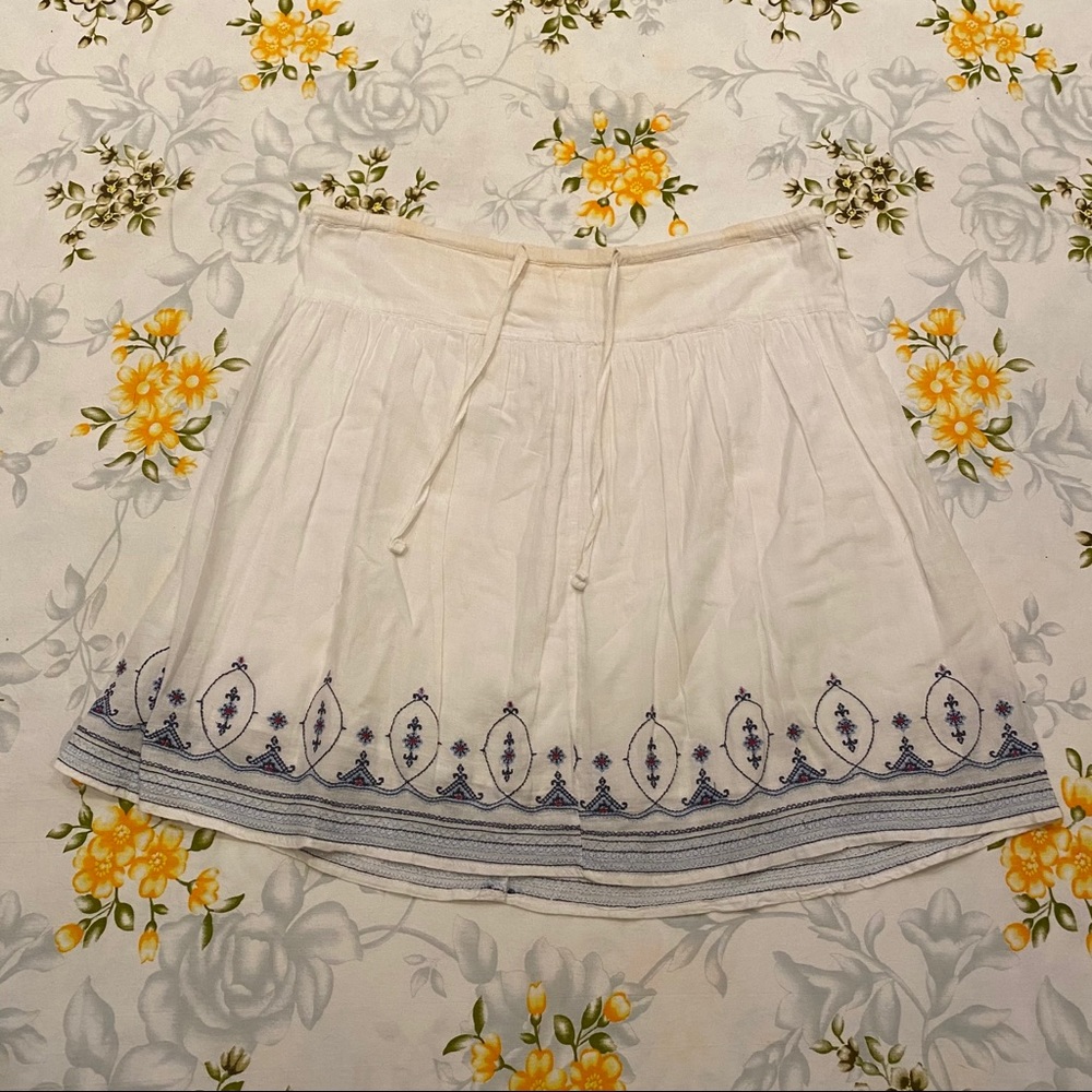 Old Navy Size M White Embroidered Skirt